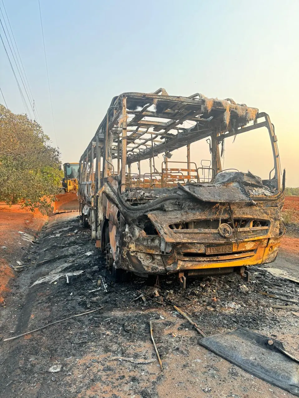 Incêndio destrói ônibus escolar em Diamante do Norte; 13 crianças estavam no veículo