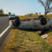 Pneu estoura e carro capota na BR-376, em Paranavaí; 3 pessoas ficaram feridas