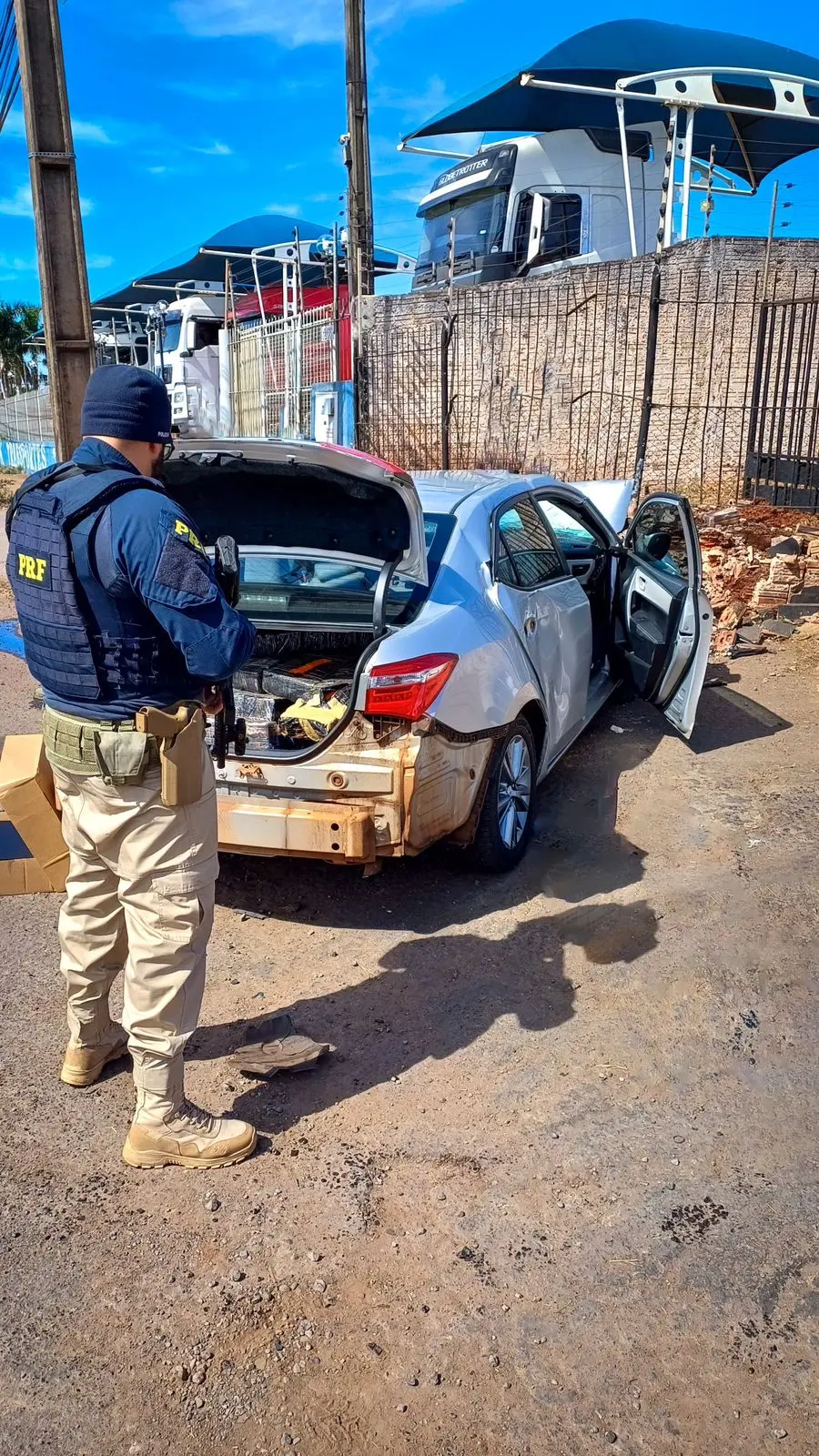 PRF apreende 245 quilos de maconha e recupera veículo roubado