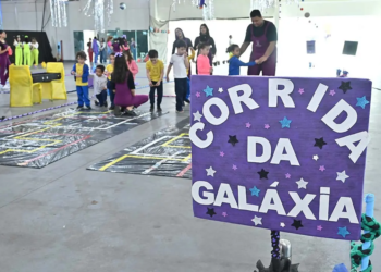 Brincadeiras simulam experiências pelo espaço sideral e divertem crianças de Paranavaí