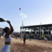 Popularidade do beach tennis reúne famílias na quadra e incentiva vida ativa