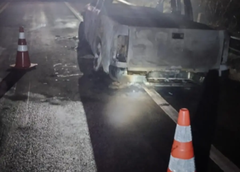 Caminhonete fica destruída ao pegar fogo próximo à ponte do Porto São José