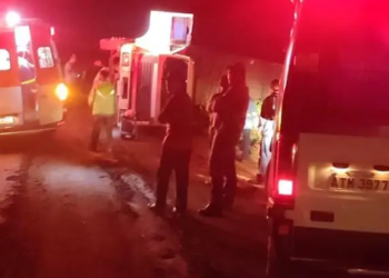 Caminhão carregado de cinzas de caldeira tomba e deixa mulher ferida