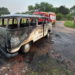 Kombi pega fogo após suspeita de pane elétrica e fica totalmente destruída em Paranavaí