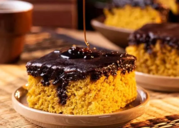 Bolo de cenoura com cobertura de chocolate