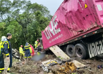 Bombeiros e PRF atuam no acidente em Guaratuba. Foto: Corpo de Bombeiros.