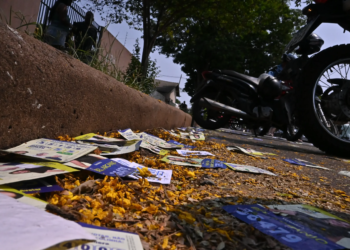 Santinhos de candidatos ficam espalhados em frente a locais de votação de Paranavaí 
