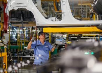 Indústria paranaense cresceu 5,3% em 12 meses, mais do que o dobro da média nacional