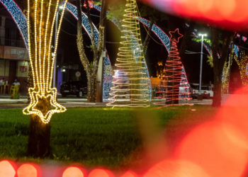 Enfeites e equipamentos de iluminação serão distribuídos em diferentes pontos da cidade
Foto: Arquivo DN