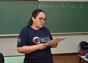 Professora de português e inglês incentiva a leitura como fonte de conhecimento