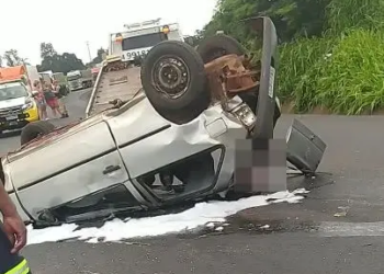 Carro capota e motorista de 20 anos é ejetado na PR-218