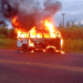 Kombi é destruída por incêndio na PR-218, em Paranavaí
