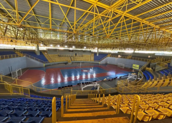 Cadeiras são instaladas nas arquibancadas do Ginásio Noroestão