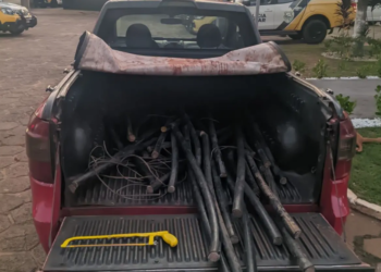 Homens são presos e adolescente é apreendido por furtarem 80 quilos de fios de telefonia