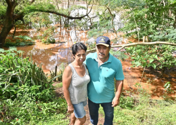 Chuva intensa faz Rio Ivaí encher e obriga moradores da região a deixarem suas casas