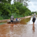Volume de rio sobe e moradores de Mirador usam barco sobre a ponte para sair da cidade