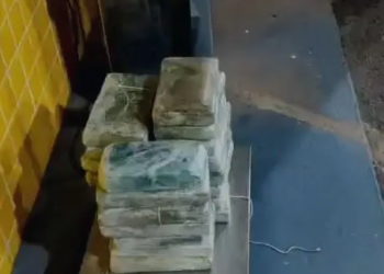 PRF apreende mais de 23 quilos de cocaína em fundo falso de caminhonete