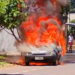 VÍDEO: carro fica destruído após pegar fogo em Paranavaí