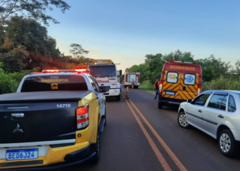 Carro colide em traseira de caminhão na PR-492 em Rondon; passageira fica ferida