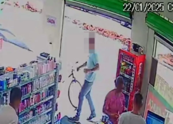 Homem armado assalta farmácia em Alto Paraná e foge em motocicleta roubada