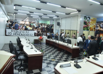 Professor Ivan explica faixa pedindo redução de vereadores exposta na posse dos eleitos