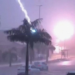 Morador de Paranavaí registra momento exato da queda de um raio durante a chuva desta terça; VÍDEO