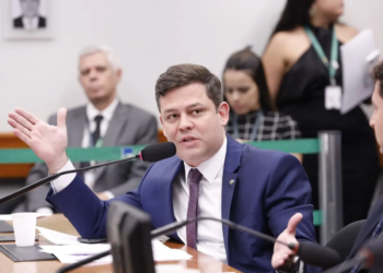 Deputado Tião Medeiros apresenta projeto para barrar poder policial da Funai