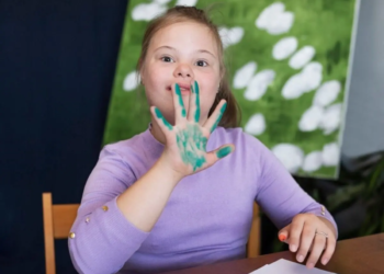 Entenda a importância da estimulação precoce para o desenvolvimento de bebês e crianças com a condição