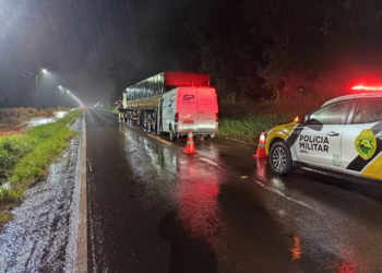 Motorista de van colide em semirreboque estacionado na PR-180 e fica ferido