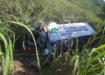 Caminhão tomba na PR-557 em Santo Antônio do Caiuá