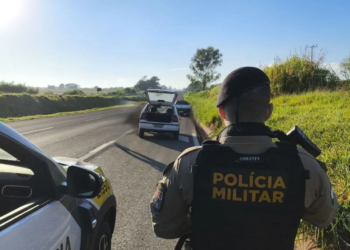 PM recupera veículo furtado e flagra homem dormindo dentro