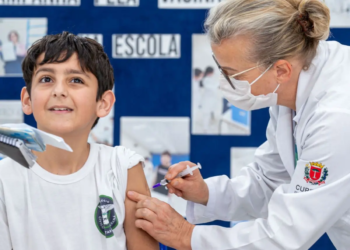 Dia D da vacinação será em 10 de maio; força-tarefa nas escolas começa na segunda