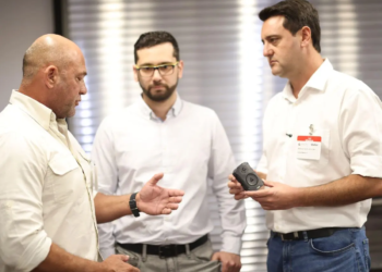 Governador anuncia novo teste com câmeras corporais com tradução simultânea na PM