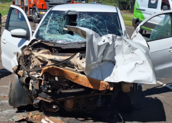 Colisão entre carro e caminhão na BR-376 deixa duas pessoas feridas