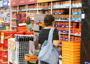 Intenção de consumo das famílias paranaenses segue em baixa e recua 0,9% em abril