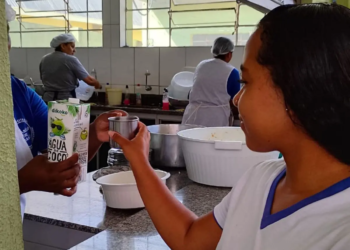 Governo inclui água de coco no cardápio escolar