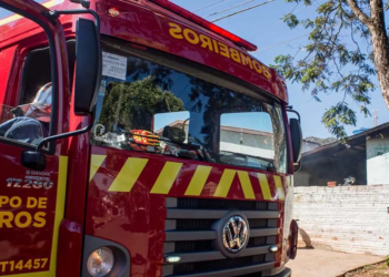 Caminhão carregado de sofás pega fogo e fica totalmente destruído