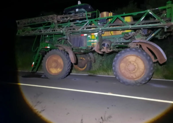 Três pessoas ficam feridas em colisão entre carro e trator