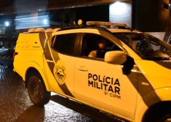 Homem é preso por agredir companheira de 19 anos com soco