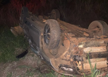 Carro capota e duas pessoas ficam feridas em Nova Londrina