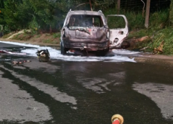 Carro pega fogo em Paranavaí e deixa uma pessoa ferida