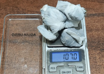 Jovem é preso por tráfico e corrupção de menores após ser flagrado vendendo drogas a adolescentes