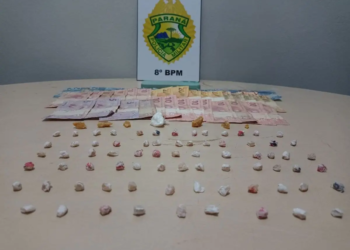 Homem tenta fugir de abordagem e é preso com mulher suspeitos de tráfico de drogas