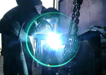 Paraná lidera crescimento industrial no país com alta de 15% em março