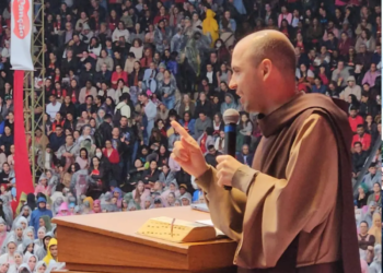 Frei Gilson emociona fiéis no Éffeta com pregação marcada por fé