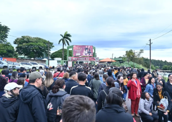 Multidão supera frio e chuva para acompanhar segundo dia do Éffeta