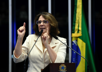 Senado aprova proposta que cria plano contra feminicídio e projeto agora vai à Câmara