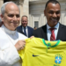 Cafu entrega camisa da Seleção ao papa Leão 14 em encontro no Vaticano