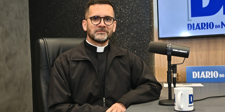 Padre Adão Dias Martins na entrevista ao DN