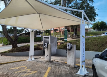 Comafen instala 12 eletropostos para abastecimento de veículos elétricos em municípios do Noroeste